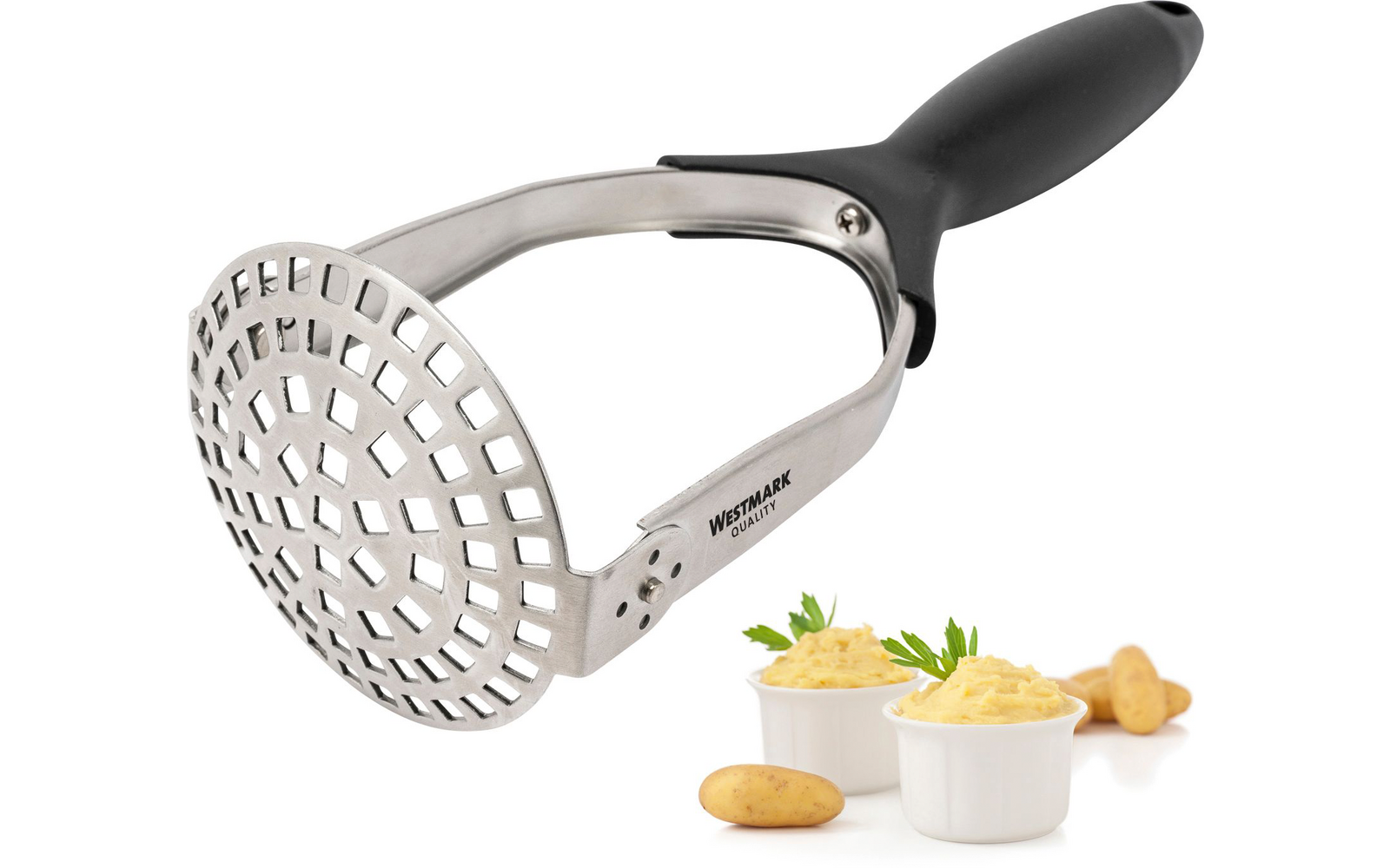 Metallgerät mit gelochter runder Platte und schwarzem Griff, daneben zwei weiße Schälchen mit Kartoffelpüree, Petersilienblättern und drei kleinen Kartoffeln