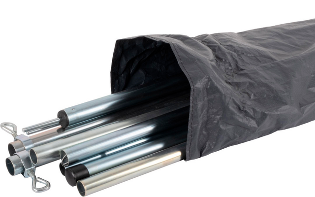 Zusammengelegte Metallrohre teilweise in schwarzer Hülle