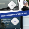 Weißer quadratischer Antennenaufsatz mit Aufschrift 'FALCON' und Kabel, befestigt am Fenster eines weißen Fahrzeugs; blaue diagonale Fläche mit weißem Text 'MAGNET ODER SAUGNAPF - SIE HABEN DIE WAHL!'; kleiner runder Ausschnitt einer Hand mit Saugnap