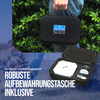 Hand hält eine schwarze, harte Reißverschlusstasche mit blauem Aufkleber 'FALCON 5G EVO MOBILE'; die geöffnete Tasche zeigt ein weißes Gerät mit Schriftzug 'FALCON', Kabel und Adapter; grünes Laub im Hintergrund und deutscher Text 'ROBUSTE AUFBEWAHRU