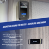 Mobiler 5G-Router mit Display und FALCON-Logo, befestigt an einer schwarzen Magnethalterung an einer Holzoberfläche; diagonaler blauer Banner mit weißer Aufschrift 'MAGNETHALTERUNG FÜR ROUTER - SICHER UND ABNEHMIBAR'; links mehrzeiliger weißer Text; 