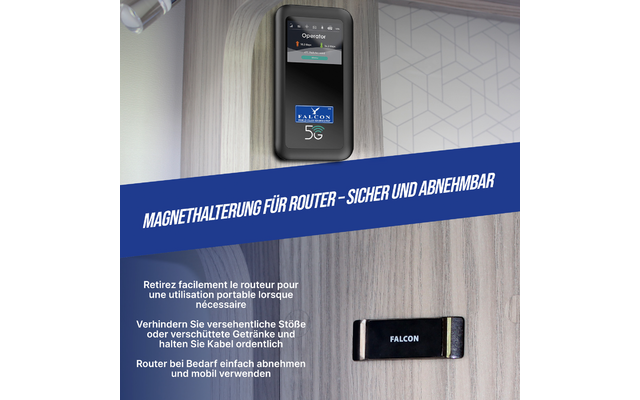 Mobiler 5G-Router mit Display und FALCON-Logo, befestigt an einer schwarzen Magnethalterung an einer Holzoberfläche; diagonaler blauer Banner mit weißer Aufschrift 'MAGNETHALTERUNG FÜR ROUTER - SICHER UND ABNEHMIBAR'; links mehrzeiliger weißer Text; 