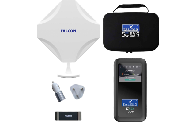 Witte antennebehuizing met blauwe FALCON-opschrift; zwarte ritstas met blauw etiket FALCON EVO 5G MOBILE; zwart draagbaar apparaat met scherm en FALCON 5G-logo; zilveren autolader; witte stekkeradapter; zwarte USB-stick met FALCON-opdruk
