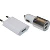 Witte wandadapter met twee ronde pennen en een USB‑A‑poort; zilver-witte autolader met twee USB‑A‑poorten