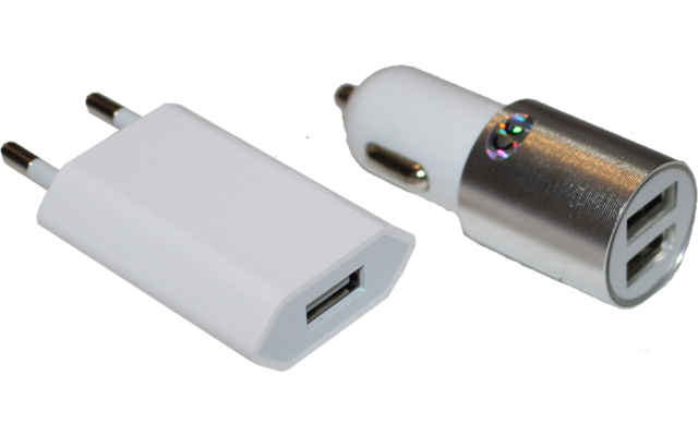 Witte wandadapter met twee ronde pennen en een USB‑A‑poort; zilver-witte autolader met twee USB‑A‑poorten