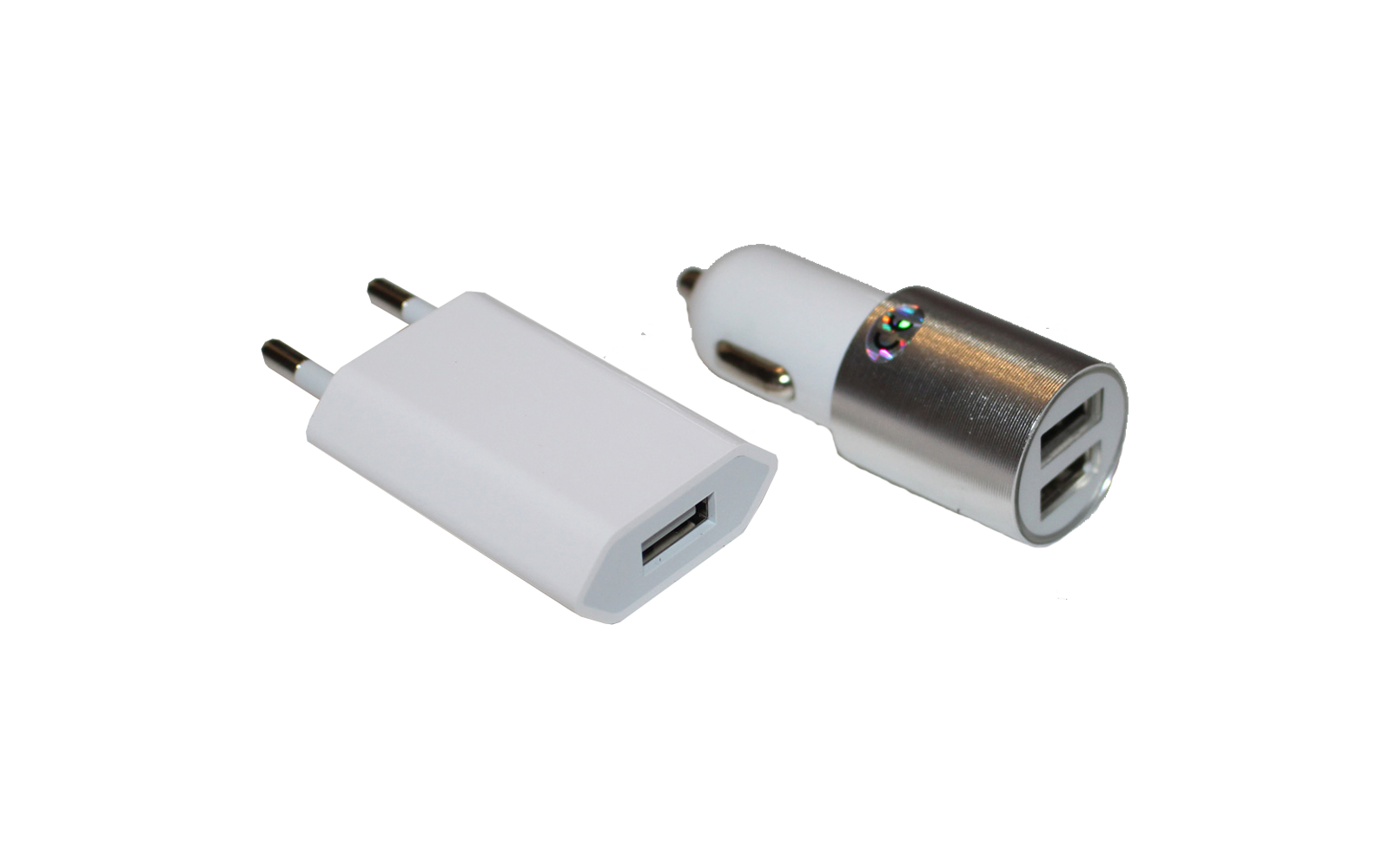 Witte wandadapter met twee ronde pennen en een USB‑A‑poort; zilver-witte autolader met twee USB‑A‑poorten