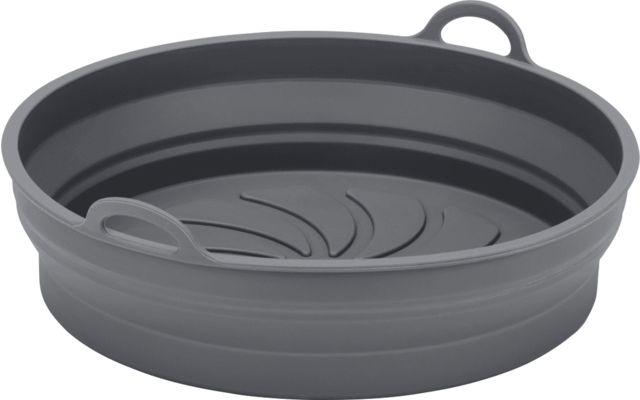 Witte en zwarte airfryer met verwijderde mand; de mand bevat een kom met aardappelblokjes