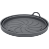 Open roestvrijstalen oven met een ronde zwarte bakvorm op het rooster met rauwe zalmfilets, schijfjes citroen en kruiden