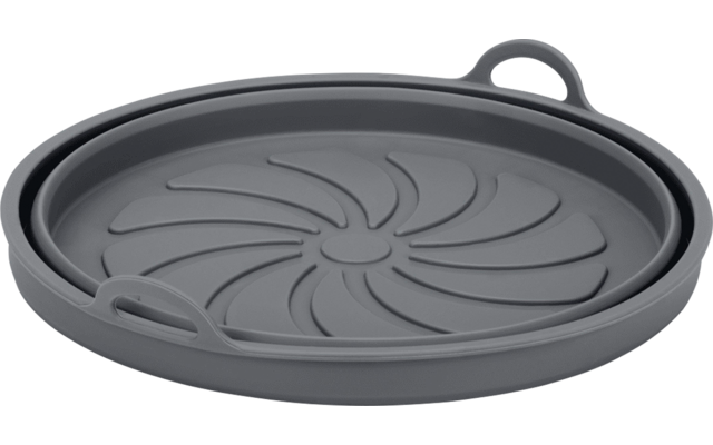 Open roestvrijstalen oven met een ronde zwarte bakvorm op het rooster met rauwe zalmfilets, schijfjes citroen en kruiden