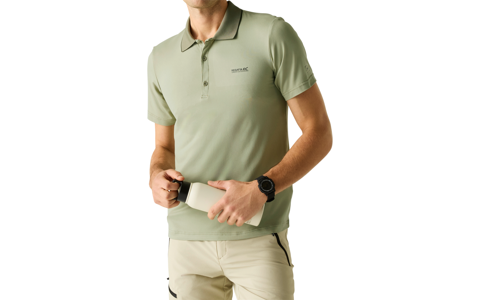 Mann in hellgrünem Poloshirt und beiger Hose hält eine weiße Trinkflasche mit beiden Händen, steht vor hellem Hintergrund und trägt eine schwarze Armbanduhr