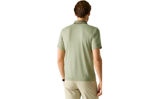 Person von hinten trägt hellgrünes kurzärmeliges Poloshirt und beige Hose vor hellem Hintergrund