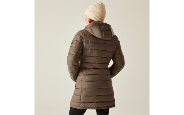 Person von hinten mit brauner Steppjacke und weißer Mütze vor hellem Hintergrund