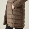 Braune Steppjacke mit Taschen, darüber eine Hand in der Tasche steckend