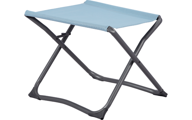 Klapphocker mit hellblauer Sitzfläche und schwarzem Metallgestell