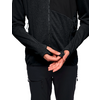 Eine Person zieht vorsichtig eine schwarze Jacke mit Reißverschluss zu