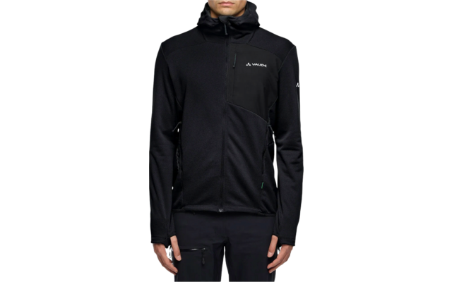 Mann trägt schwarze Jacke mit hohem Kragen