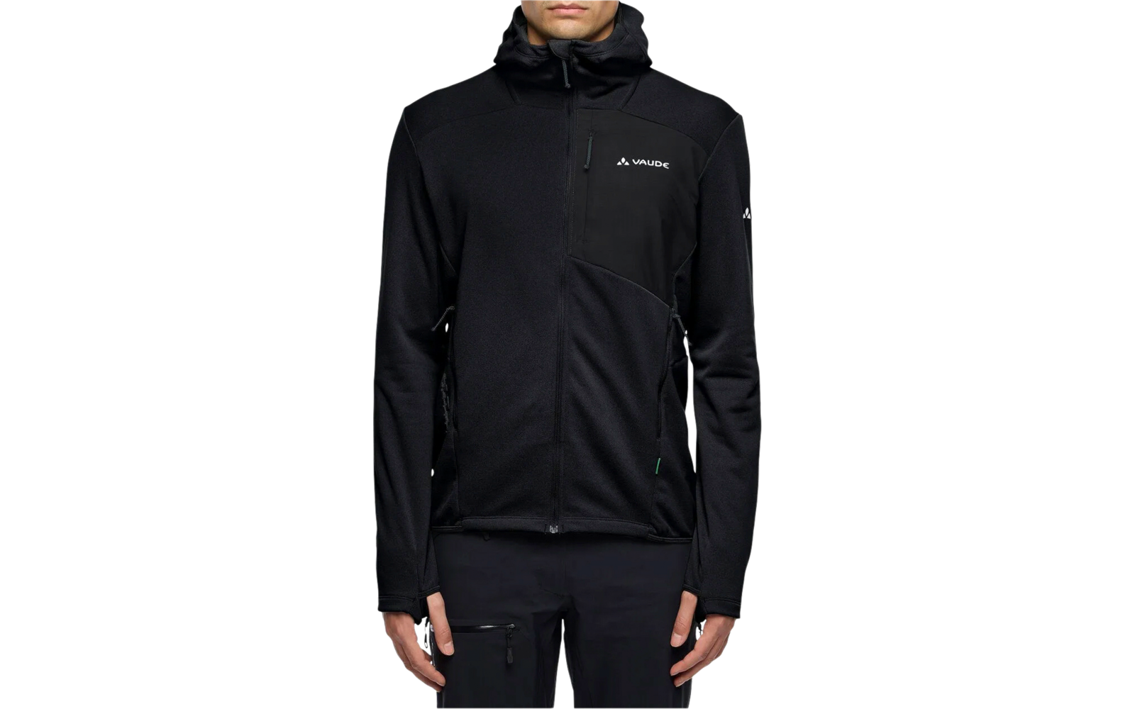 Mann trägt schwarze Jacke mit hohem Kragen