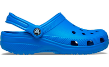 Chaussure Crocs bleue en caoutchouc avec des trous et une bride réglable à l'arrière