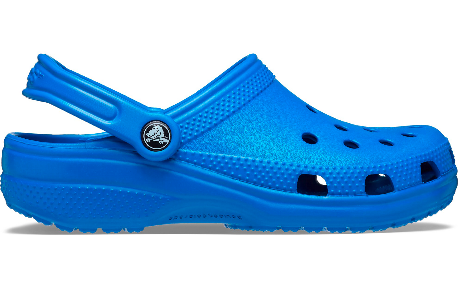 Blauer Crocs-Schuh aus Gummi mit Löchern und verstellbarem Riemen hinten