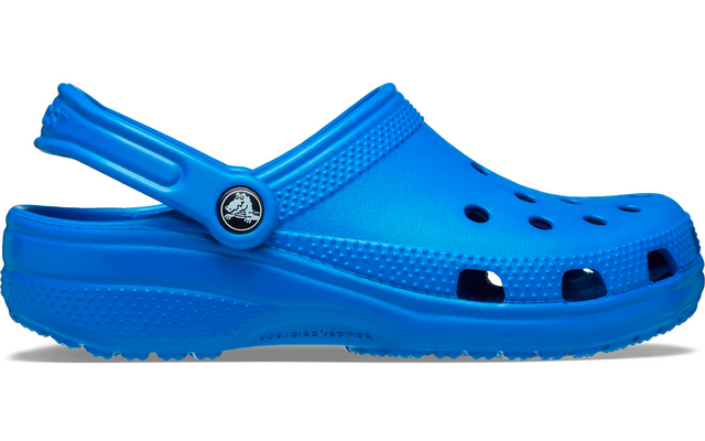 Blauer Crocs-Schuh aus Gummi mit Löchern und verstellbarem Riemen hinten