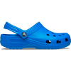 Blauer Crocs-Schuh aus Gummi mit Löchern und verstellbarem Riemen hinten