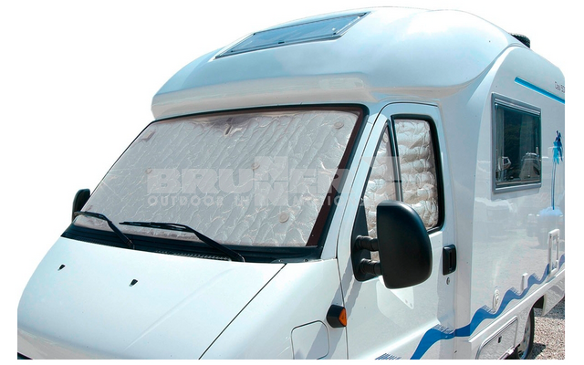 Vorderseite eines weißen Wohnmobils mit Sonnenschutz an der Windschutzscheibe