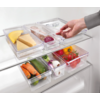 Geöffneter Kühlschrank mit transparenten Schubladen, gefüllt mit Käse, Gemüse und Fleisch
