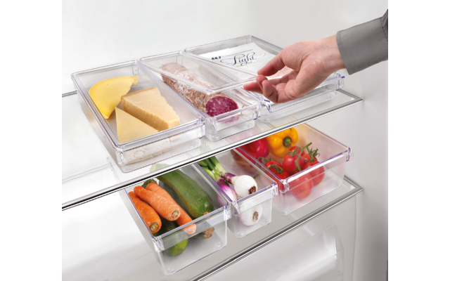 Geöffneter Kühlschrank mit transparenten Schubladen, gefüllt mit Käse, Gemüse und Fleisch