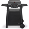 Schwarz-grauer Gasgrill auf fahrbarem Gestell mit geschlossenem Deckel, zwei runden Bedienelementen, zwei Seitentischen und zwei Rädern rechts