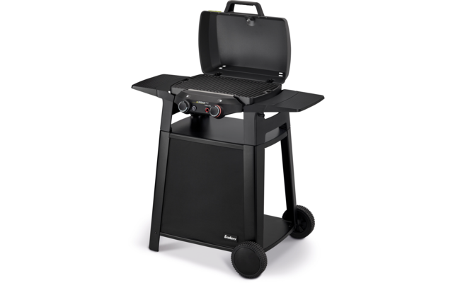 Schwarzer Grill mit offenem Deckel, geriffelter Grillfläche, zwei Seitentischen, Bedienelementen vorne und Untergestell mit zwei Rädern