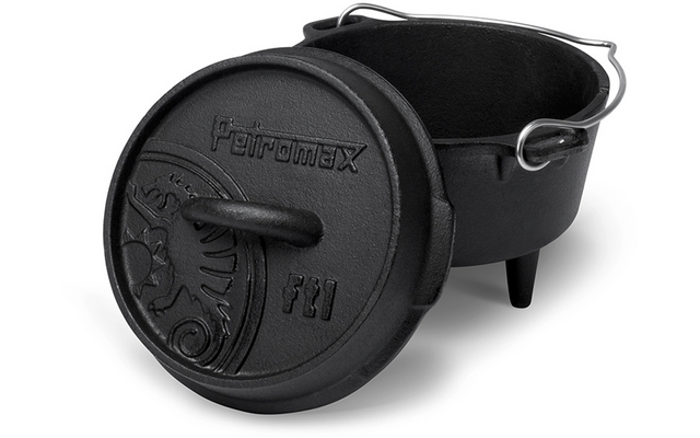 Schwarzer gusseiserner Topf mit Deckel, drei Füße, geprägter Schrift auf dem Deckel, Metallbügel an der Seite