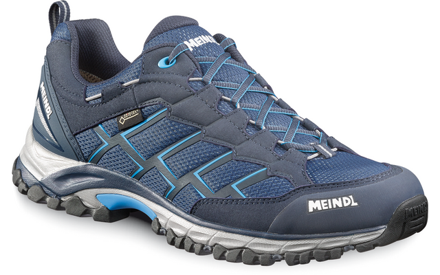 Una zapatilla de senderismo azul-gris, etiqueta Gore-Tex lateral, cordones, suela con dibujo y logotipo 'MEINDL'