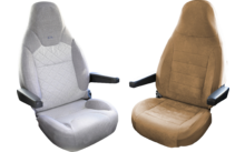 Innenraum eines Fahrzeugs mit zwei unterschiedlichen Sitzen, der linke Sitz ist grau, der rechte braun