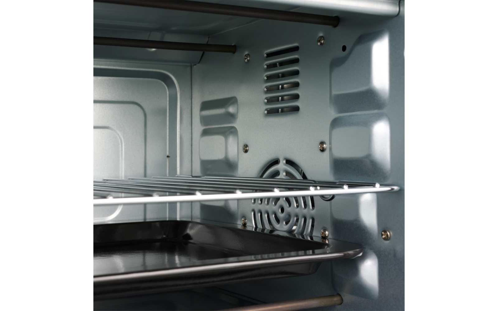 Metalen binnenkant van een oven met twee draadroosters, een bakplaat en een ronde ventilatierooster op de achterwand