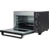 Kleine zwarte oven/toaster met open glazen deur, drie draaiknoppen aan de rechterzijde, binnenin rooster en bakplaat zichtbaar