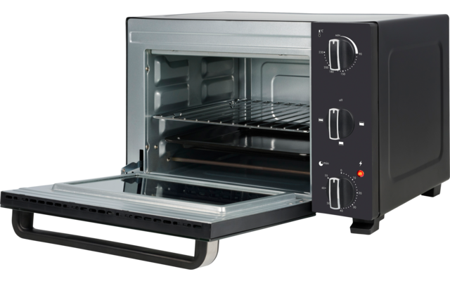 Kleine zwarte oven/toaster met open glazen deur, drie draaiknoppen aan de rechterzijde, binnenin rooster en bakplaat zichtbaar