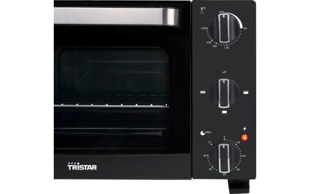 Zwart apparaat met glazen front en roestvrijstalen handgreep, zichtbaar binnenrek; drie draaiknoppen met markeringen rechts; 'Tristar'-logo linksonder