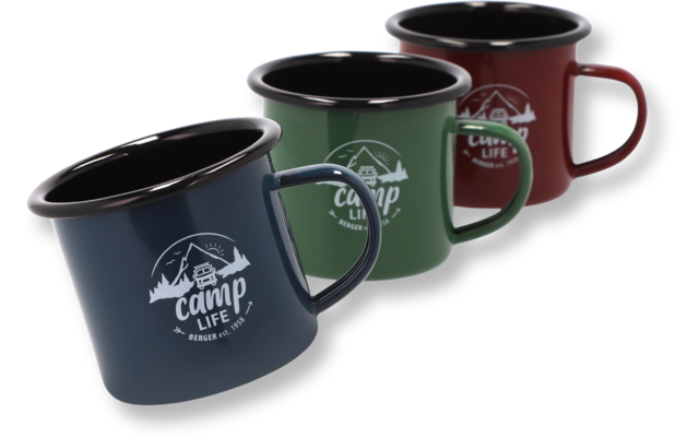 Trois tasses en métal de différentes couleurs côte à côte