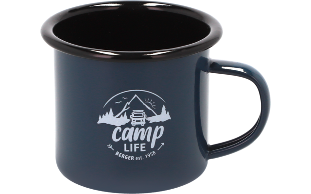 Blauer Emaille-Becher mit weißem Aufdruck 'camp life' und einem Bergmotiv