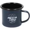 Blauer Emaille-Becher mit weißem Aufdruck 'camp life' und einem Bergmotiv