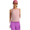 Person steht frontal, trägt rosa Baseballkappe, ärmelloses hellrosa Top und violette Leggings