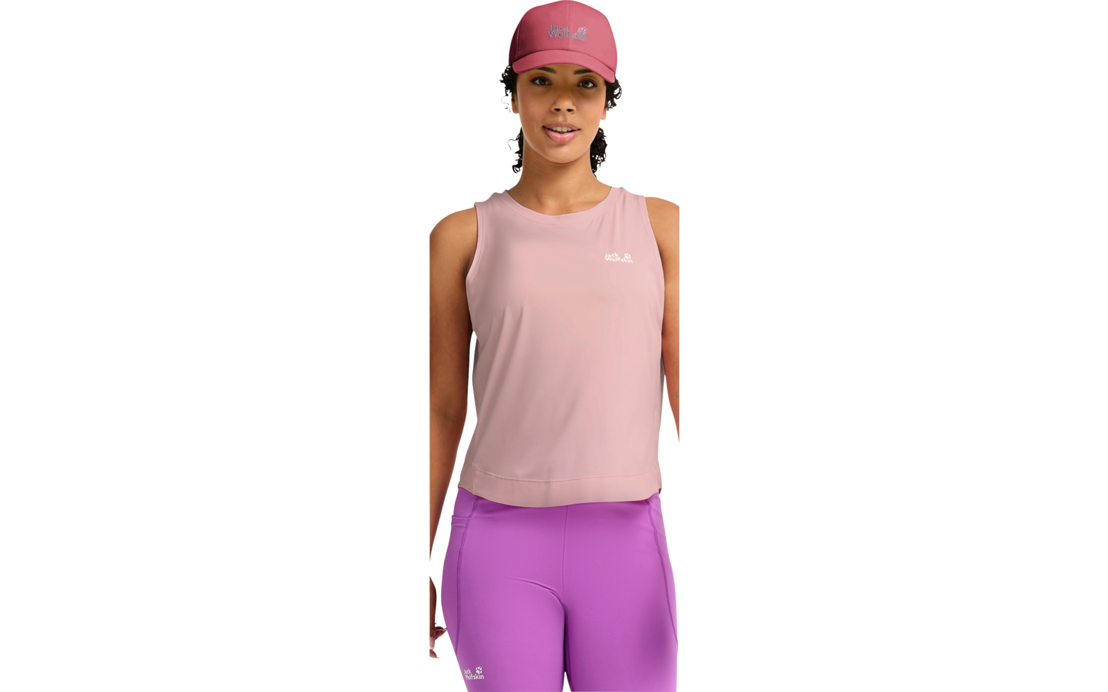 Person steht frontal, trägt rosa Baseballkappe, ärmelloses hellrosa Top und violette Leggings