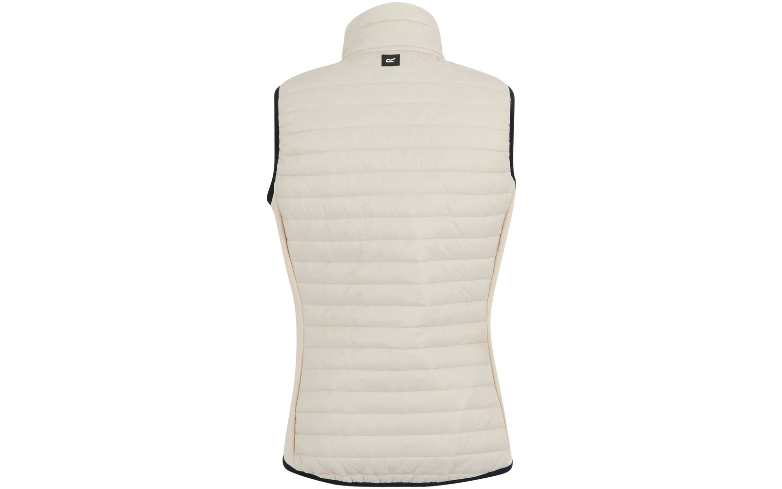 Rückenansicht einer hellbeigen, gesteppten, ärmellosen Weste mit hohem Kragen, schwarzer Einfassung an Armöffnungen und Saum und kleinem schwarzem Logo unter dem Kragen