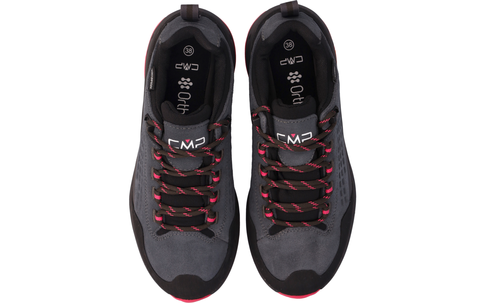 Ein Paar schwarze Sportschuhe mit roten Schnürsenkeln von oben fotografiert