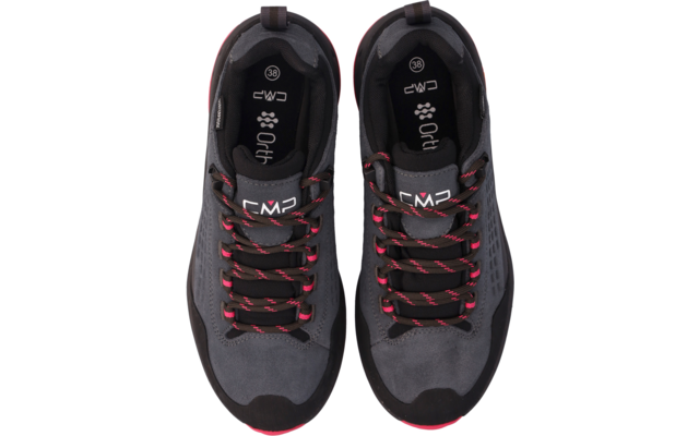 Ein Paar schwarze Sportschuhe mit roten Schnürsenkeln von oben fotografiert