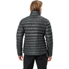 Person von hinten, trägt dunkelgraue gesteppte Jacke mit horizontalen Nähten und dunkle Hosen; kurzes hellbraunes Haar; weißer Hintergrund