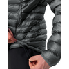 Gesteppte graue Jacke, Hände ziehen Saumkordel, sichtbarer Reißverschluss, schwarze Hose, weißer Hintergrund