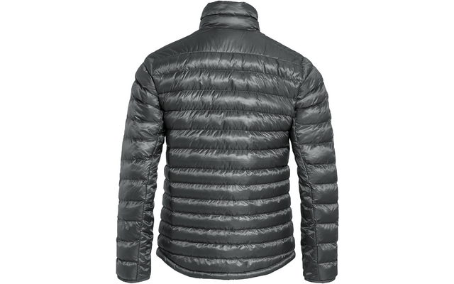 Rückansicht einer dunkelgrauen, horizontal gestepp­ten Steppjacke mit Stehkragen und langen Ärmeln auf weißem Hintergrund