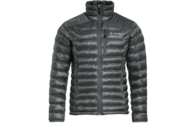 Dunkelgraue gesteppte Jacke mit Reißverschluss, Stehkragen, horizontalen Steppnähten, Brusttasche links und sichtbarem "VAUDE"-Logo