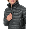 Oberkörper einer Person in dunkler, gesteppten Pufferjacke mit Vaude-Logo, Hand hält den Reißverschluss, weißes T-Shirt sichtbar